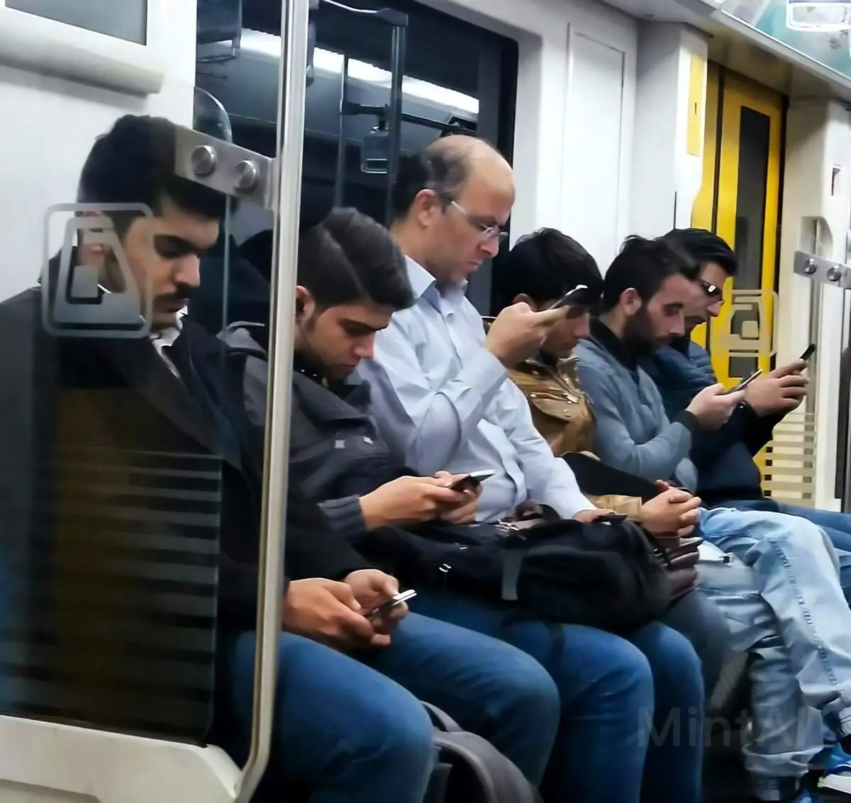 باورتان می شود آن دختر کوچولوی دست فروش مترو بعد چند سال تبدیل به یک مدل زیبا شده/ عکس