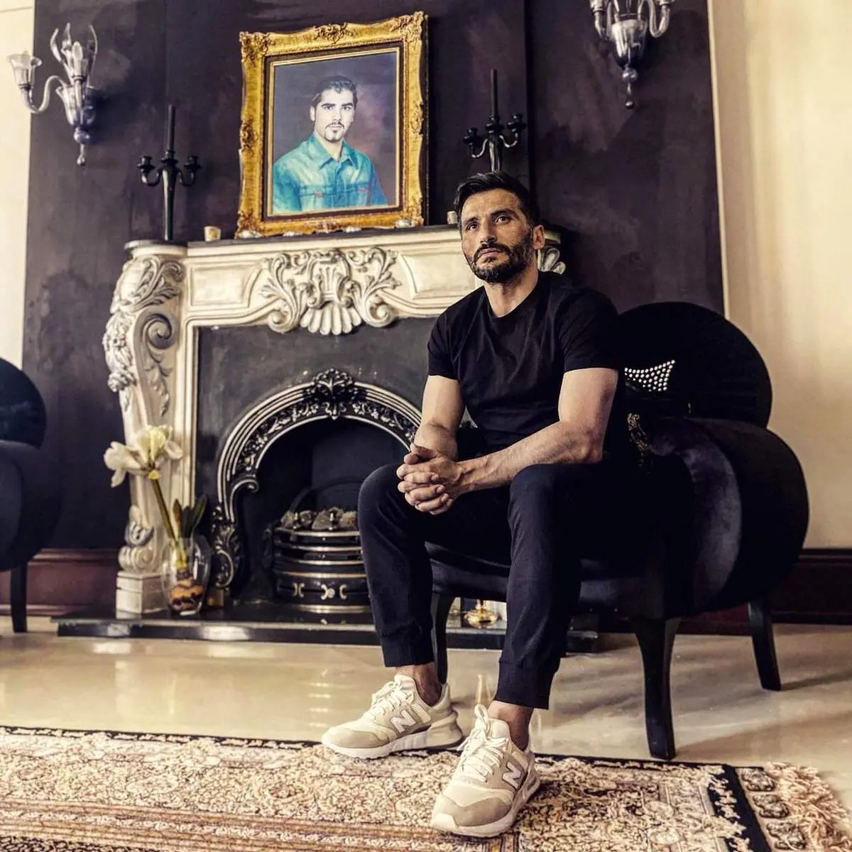 جواد کاظمیان با استایل متفاوت در مکان عمومی/ عکس