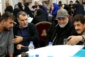 تصویری از پژمان بازغی و شریفی‌نیا سر سفره افطار