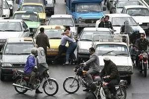 دعوای خیابانی بین یک گروه دختر و پسر جنجالی شد/ ببینید