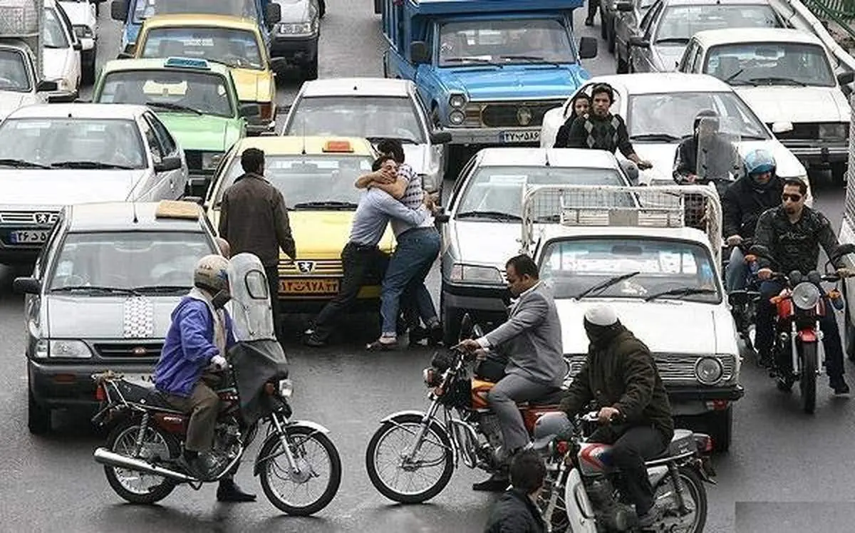 دعوای خیابانی بین یک گروه دختر و پسر جنجالی شد/ ببینید