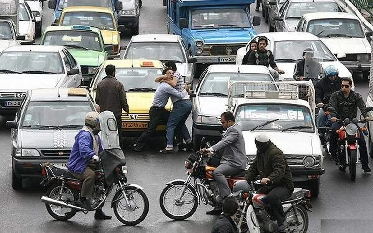 دعوای خیابانی بین یک گروه دختر و پسر جنجالی شد/ ببینید