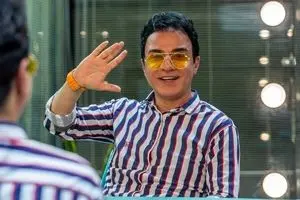 عمو پورنگ مکالمه تصویری با خواننده لس آنجلسی را تکذیب کرد  
