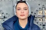 عکس شوکه کننده| خانم بازیگر بدون روسری و با تیپ جنجالی در خارج از کشور!