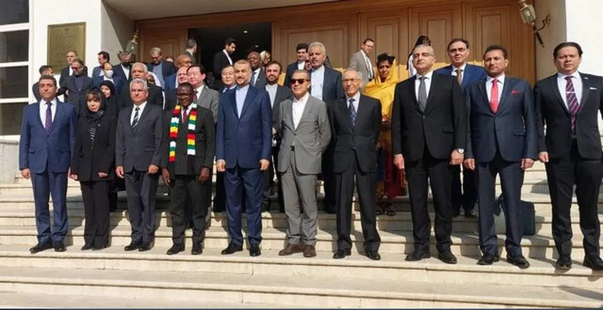 عکس یادگاری شرکتکنندگان نشست گروه دوستان دفاع از منشور ملل متحد در تهران