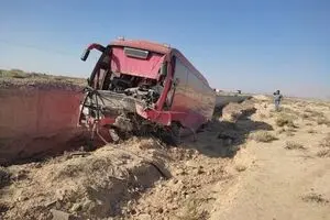تصادف هولناک اتوبوس مسافری با کامیون در سبزوار