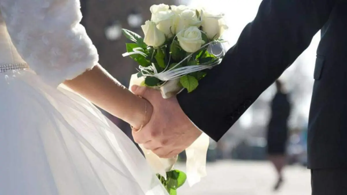 بی‌آبرویی عروس و داماد با گیس و گیس کشی وسط مراسم عروسی!