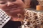 زن چندش در حال خوردن عقرب زنده + عکس