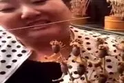 زن چندش در حال خوردن عقرب زنده + عکس