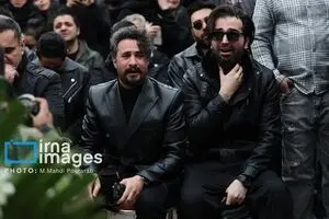 گریه های سوزناک رفیق حمید هیراد در مراسم تشییع دل همه را سوزاند/ عکس