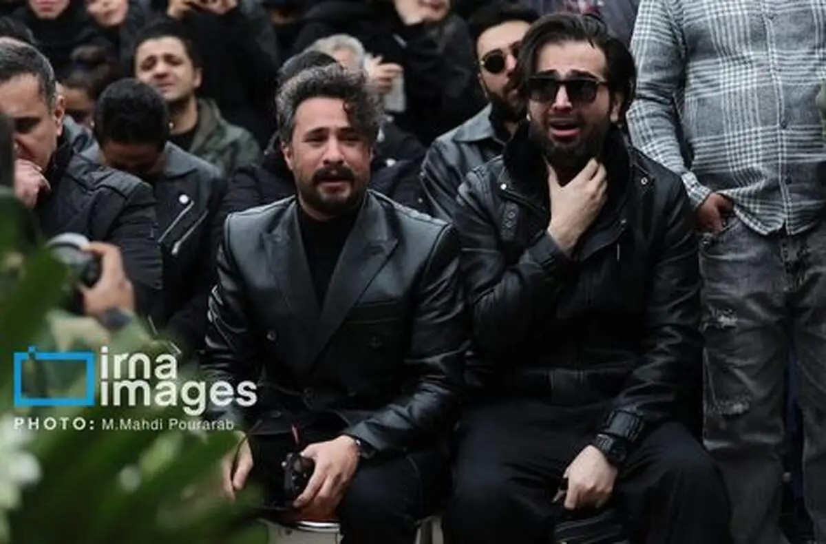 گریه های سوزناک رفیق حمید هیراد در مراسم تشییع دل همه را سوزاند/ عکس