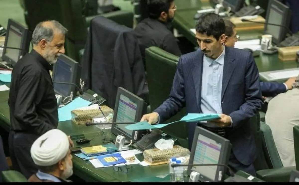 ادامه پس لرزههای توزیع شبنامه در مجلس و در روز روشن!
