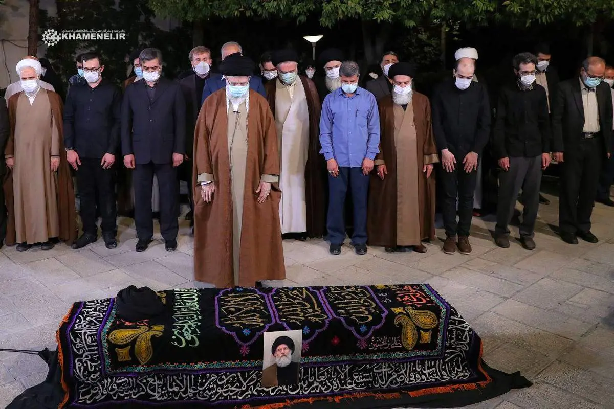 نماز رهبر انقلاب بر پیکر استاد «فاطمینیا»