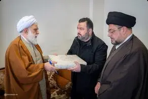 تصاویری از هدایای ویژه رهبر انقلاب به خانواده‌های فرماندهان شهید حزب‌الله لبنان + ببینید 