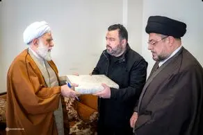 تصاویری از هدایای ویژه رهبر انقلاب به خانواده‌های فرماندهان شهید حزب‌الله لبنان + ببینید 