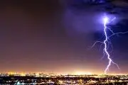 صاعقه برق دو منطقه در قم را قطع کرد! 
