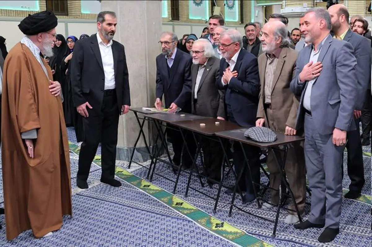 جمعی از اهالی شعر و فرهنگ و اساتید ادبیات فارسی با رهبری دیدار کردند 