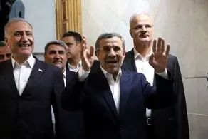 احمدی نژاد به قطع شدن میکروفونش در وزارت کشور واکنش نشان داد 