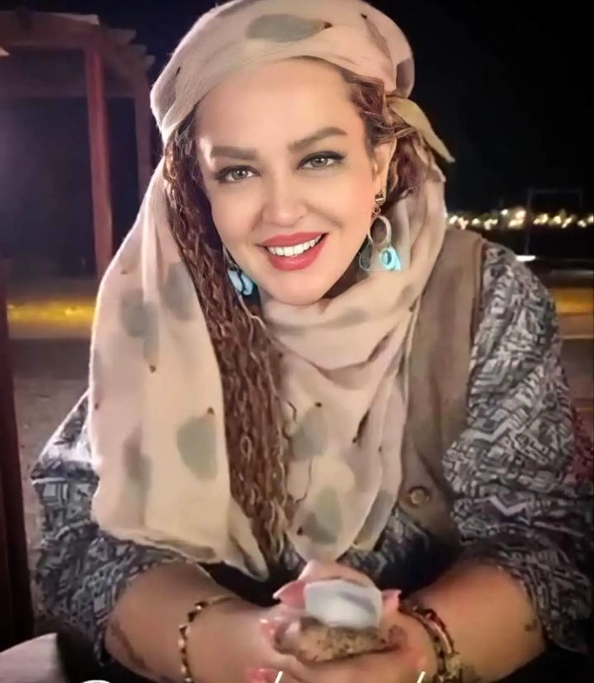 بهاره رهنما با لب و دهن ناجور در حال خروج از ایران!/ عکس