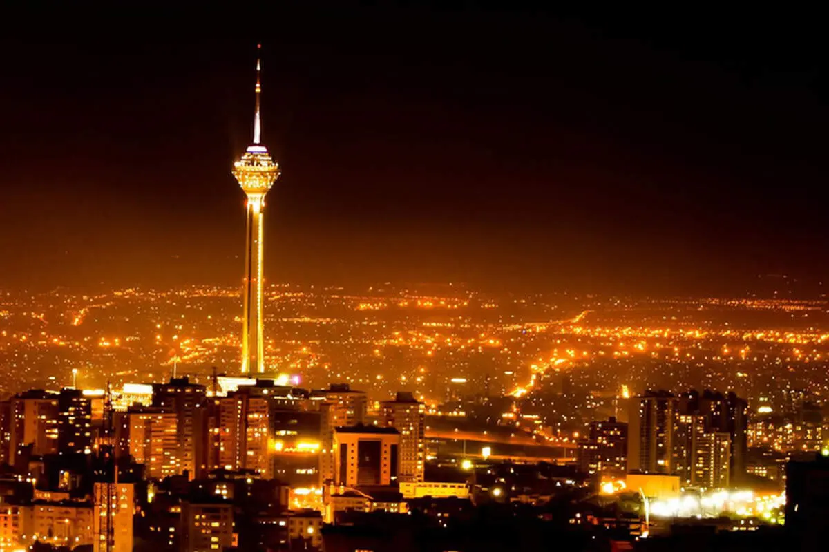 تصویر عجیب از ماشینی شبیه کفش پاشنه بلند زنانه در خیابانهای تهران