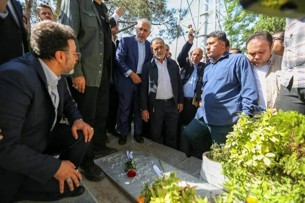 عکس خاص از پزشکیان و ظریف بر سر مزار شهدای پرواز هواپیمای اوکراین + ببینید
