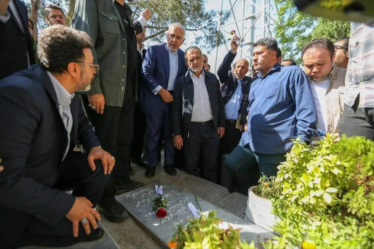 عکس خاص از پزشکیان و ظریف بر سر مزار شهدای پرواز هواپیمای اوکراین + ببینید 