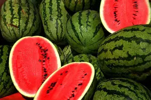 به این ۷ دلیل حتما هندوانه شب یلدا را بخورید