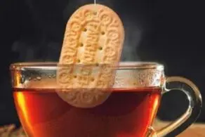 6 ضرر بزرگ عجیب خوردن بیسکوئیت با چای که از آن بی‌خبر بودیم!+عکس