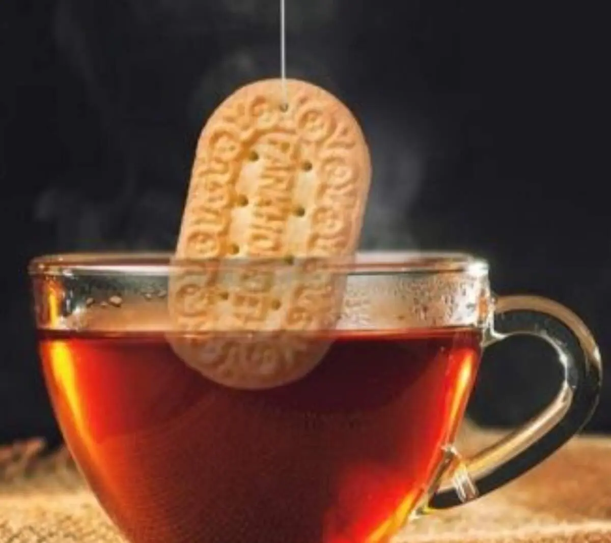 6 ضرر بزرگ عجیب خوردن بیسکوئیت با چای که از آن بی‌خبر بودیم!+عکس