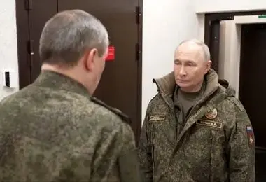 پوتین لباس نظامی به تن کرد + عکس 