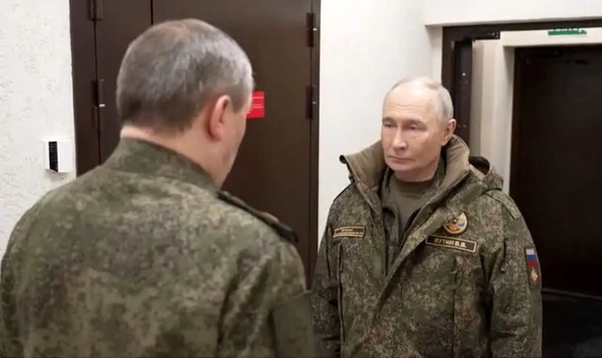 پوتین لباس نظامی به تن کرد + عکس 