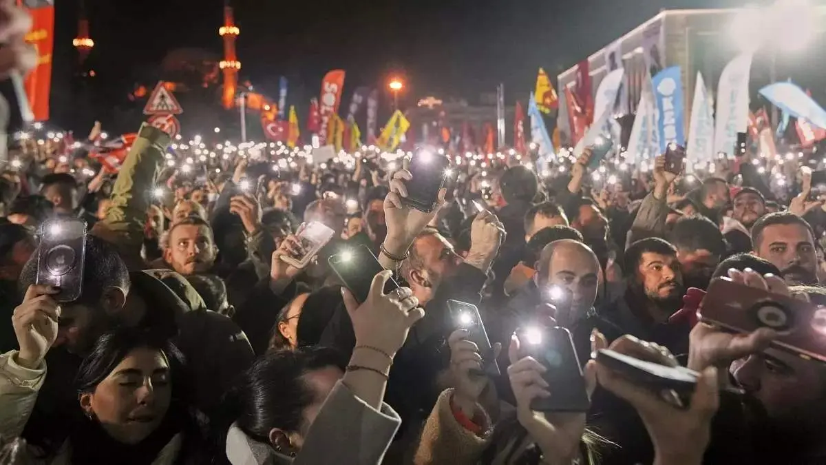 تجمع معترضان اردوغان در مقابل دادگاه امام ‌اوغلو 