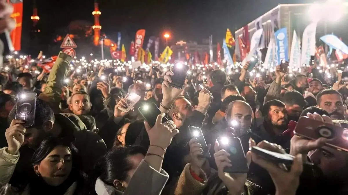 تجمع معترضان اردوغان در مقابل دادگاه امام ‌اوغلو 