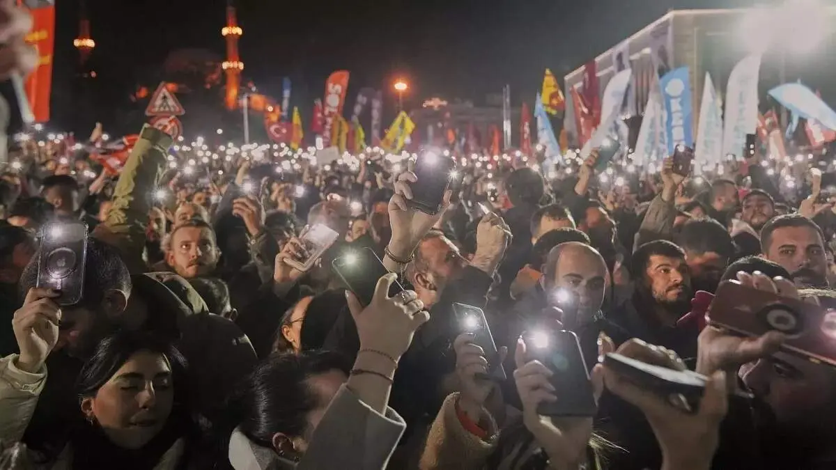تجمع معترضان اردوغان در مقابل دادگاه امام ‌اوغلو 