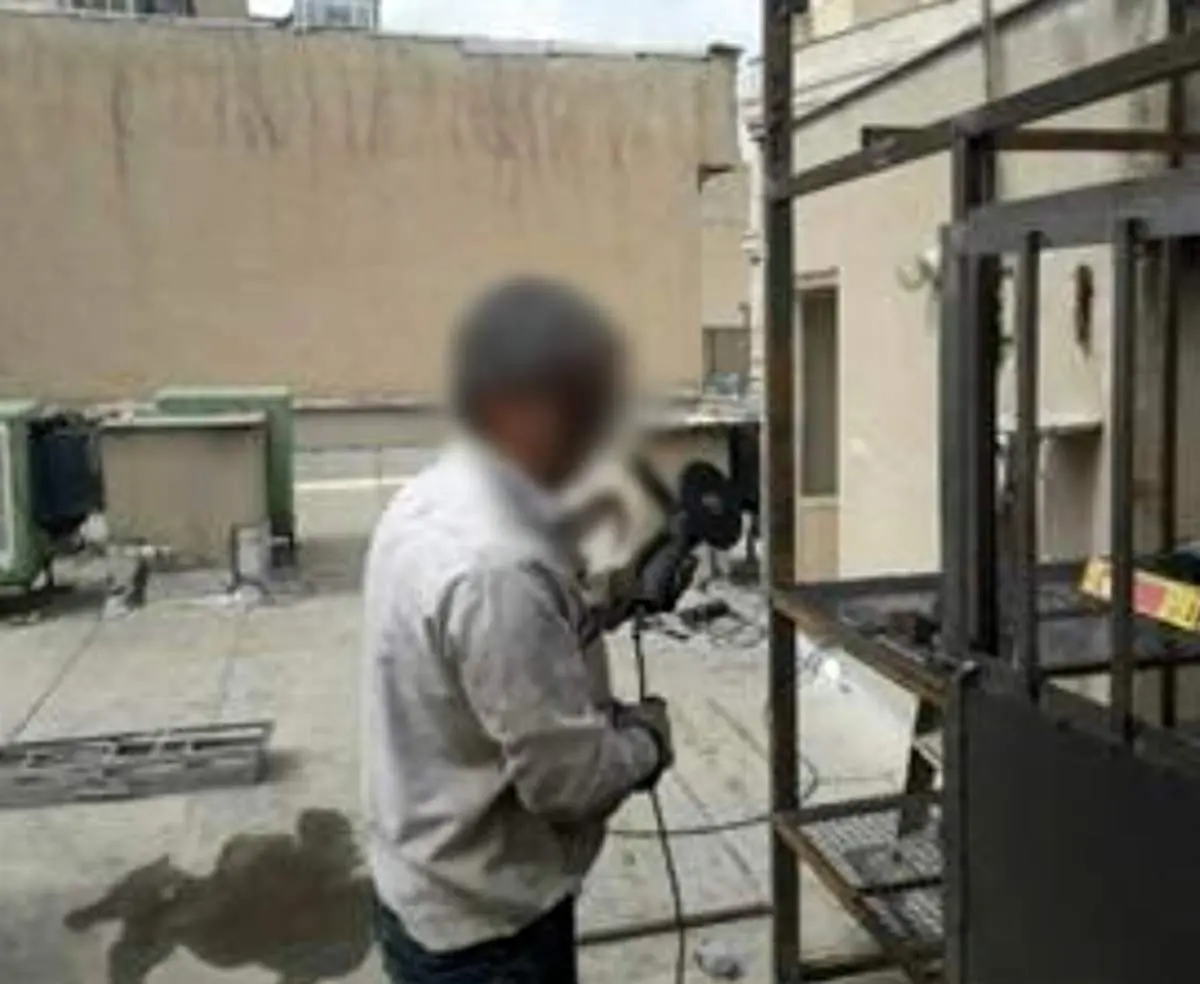 سوتی برگ ریزون اوستا جوشکار هنگام جوشکاری نرده های پنجره/ عکس