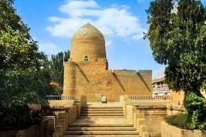 پرتاب کوکتل مولوتف به یک مقبره باستانی در همدان