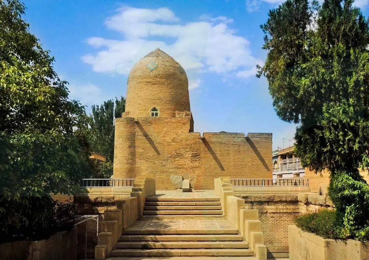 پرتاب کوکتل مولوتف به یک مقبره باستانی در همدان
