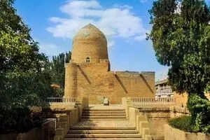 پرتاب کوکتل مولوتف به یک مقبره باستانی در همدان