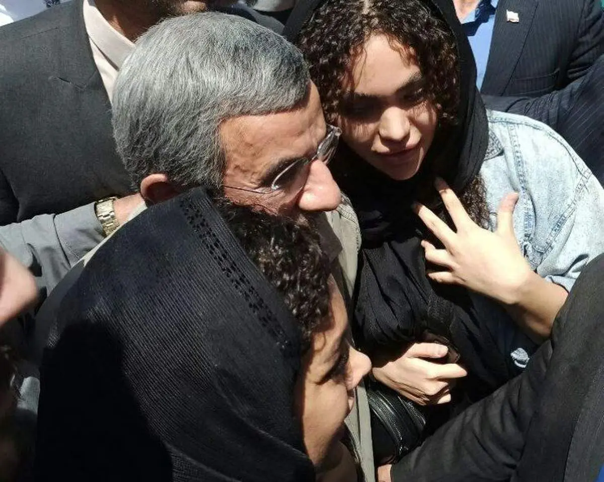 احمدینژاد با استایل معروفش در بازار تهران/ تصاویر