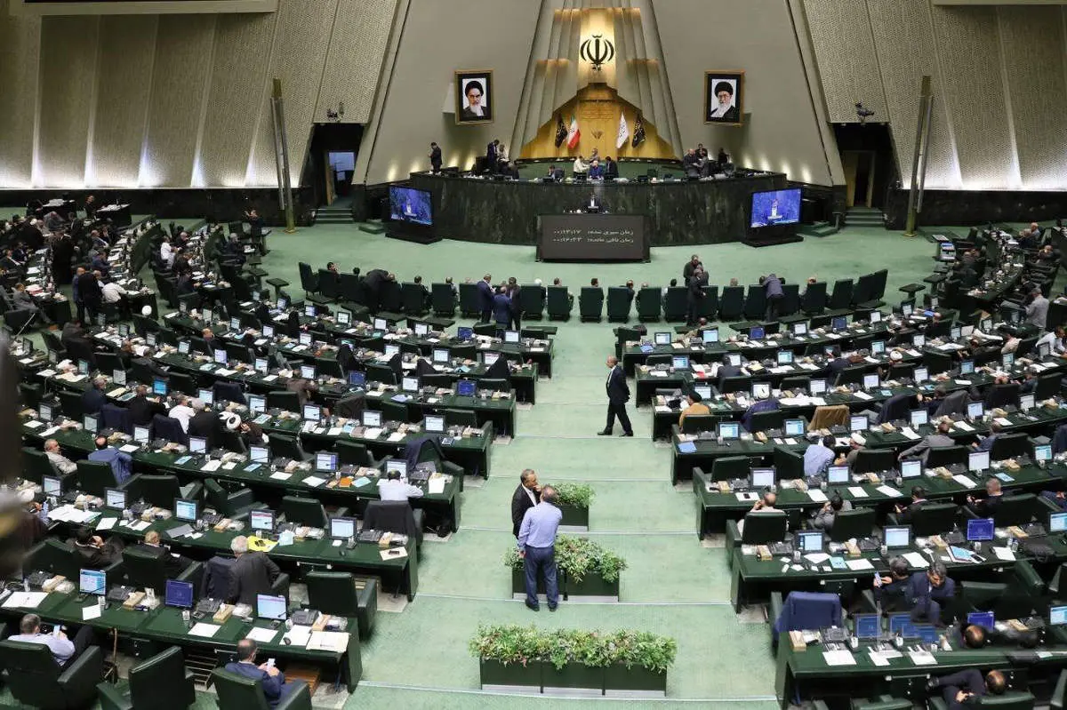 این روحانی منظم ترین نماینده مجلس شد + عکس