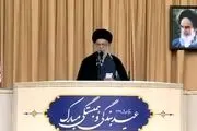 رهبری در سخنرانی خود چه سلاحی در دست داشتند + عکس 