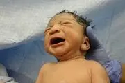 نجات معجزه آسای نوزاد پرت شده از بالکن طبقه دوم 
