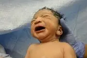 نجات معجزه آسای نوزاد پرت شده از بالکن طبقه دوم 
