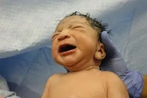نجات معجزه آسای نوزاد پرت شده از بالکن طبقه دوم 
