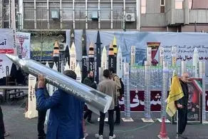نمایش انواع موشک‌ها و سانتریفیوژها در حاشیه راهپیمایی ۱۳ آبان