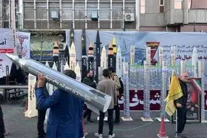 نمایش انواع موشک‌ها و سانتریفیوژها در حاشیه راهپیمایی ۱۳ آبان