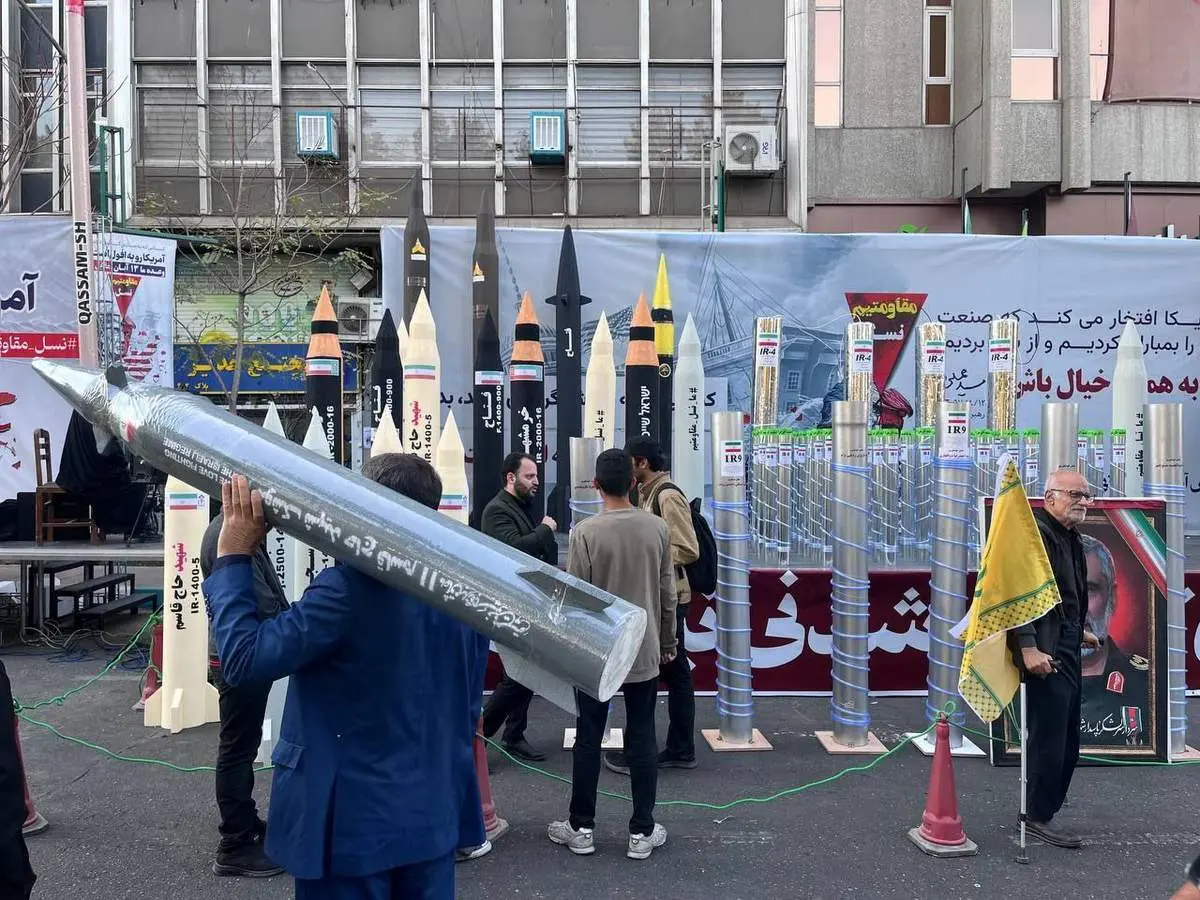 نمایش انواع موشک‌ها و سانتریفیوژها در حاشیه راهپیمایی ۱۳ آبان