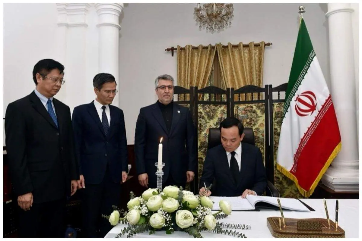 حضور معاون نخست وزیر ویتنام در سفارت ایران در پی شهادت ابراهیم رئیسی