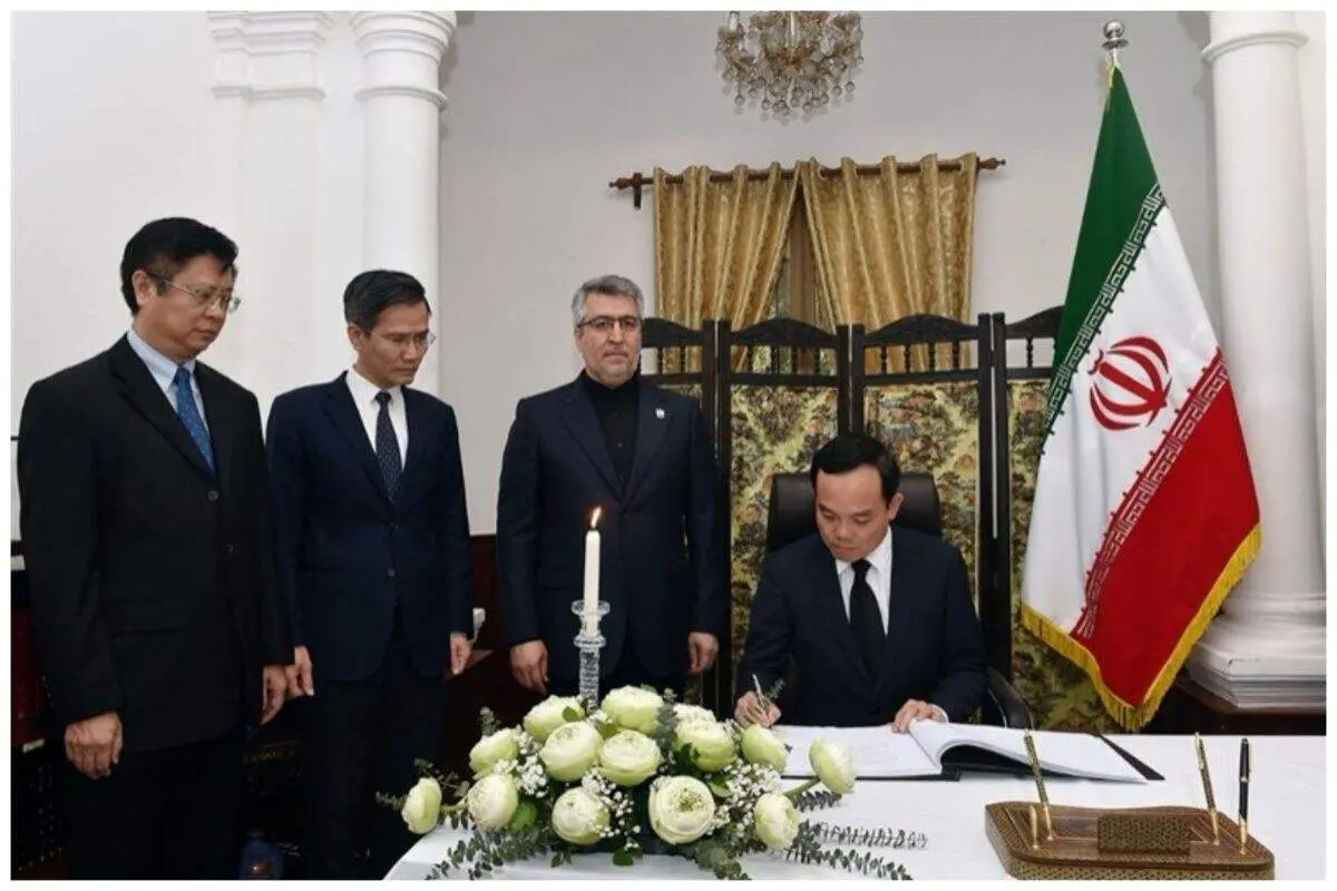 حضور معاون نخست وزیر ویتنام در سفارت ایران در پی شهادت ابراهیم رئیسی