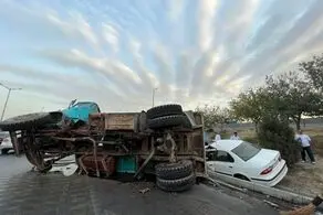 واژگونی هولناک کامیون در بزرگراه آزادگان تهران